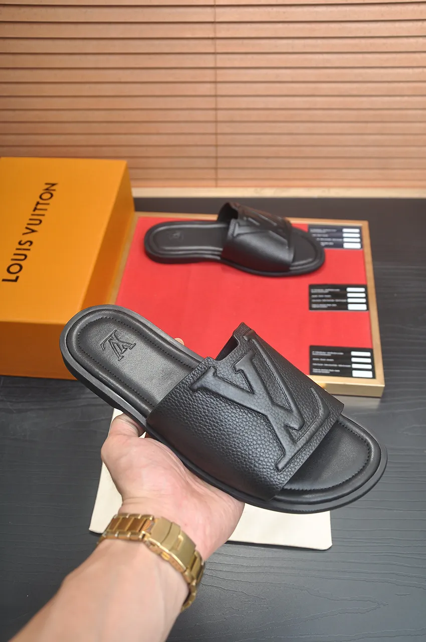 Men's men's shoes 💰340💶 [Louis Vuitton LV slippers] (high-end cowhide) counter 1:1 fashion style, a must-have for summer! The designer used LV’s iconic outsole. The original simple slippers instantly become fashionable! The upper is made of flexible special cowhide leather straps alternately, and the workmanship is exquisite! A must-have for stylish men in summer, size 38-46 (45 46 customized)